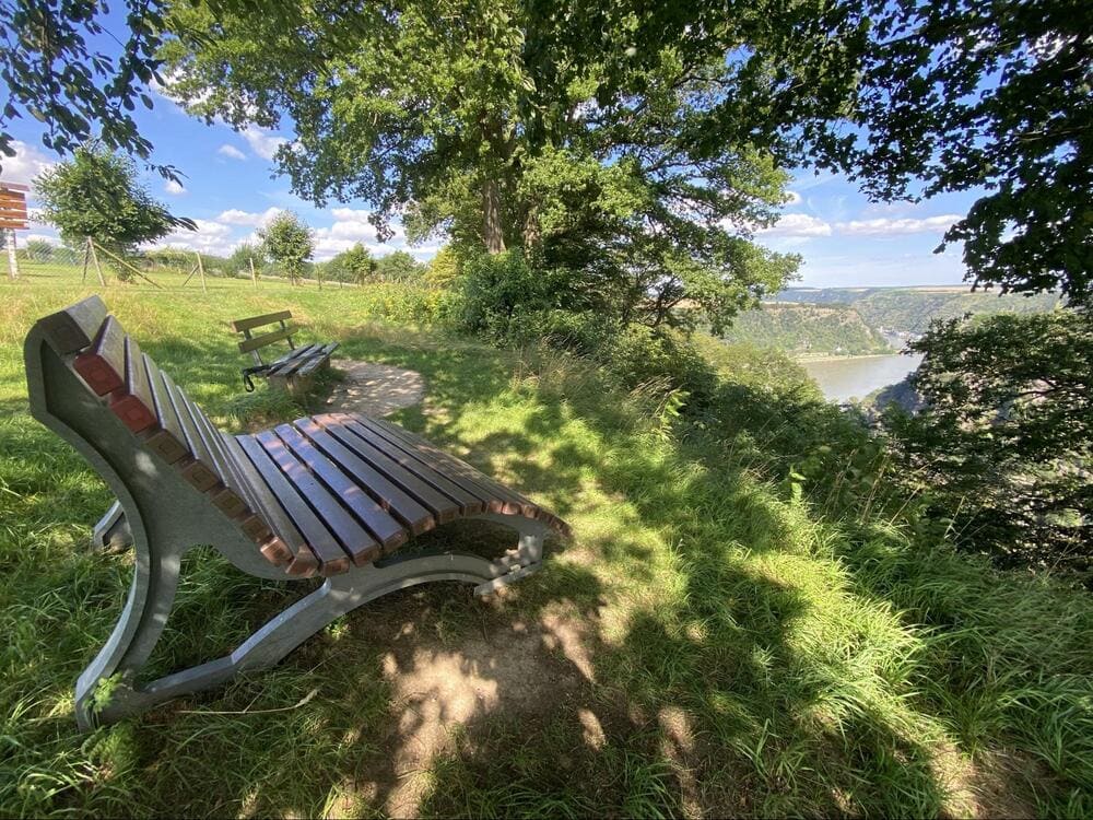 Ausblick auf den Fels der Loreley - und die leere Liege..