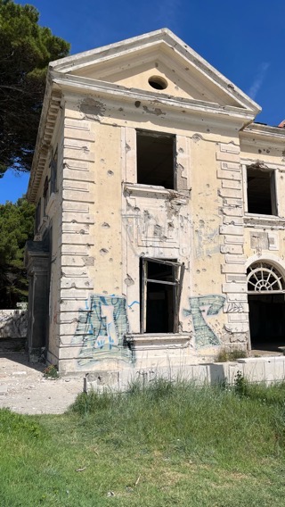Gebäuderuine mit Einschusslöchern in der Nähe von Dubrovnik