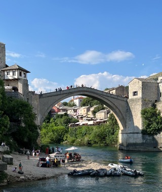 Nach Totalzerstärung wieder aufgebaute Brücke in Mostar
