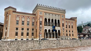Altes Rathaus von Sarajevo, heute Nationalbibliothek. Gebaut in pseudomaurischem Stil durch österreichischen Architekten