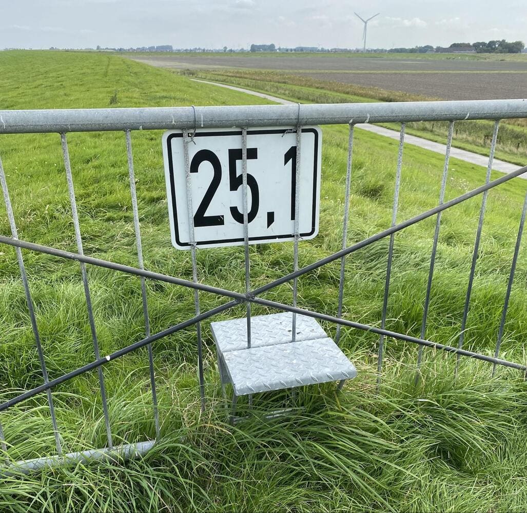 Tritt zum Übersteigen des Zauns auf dem Deich